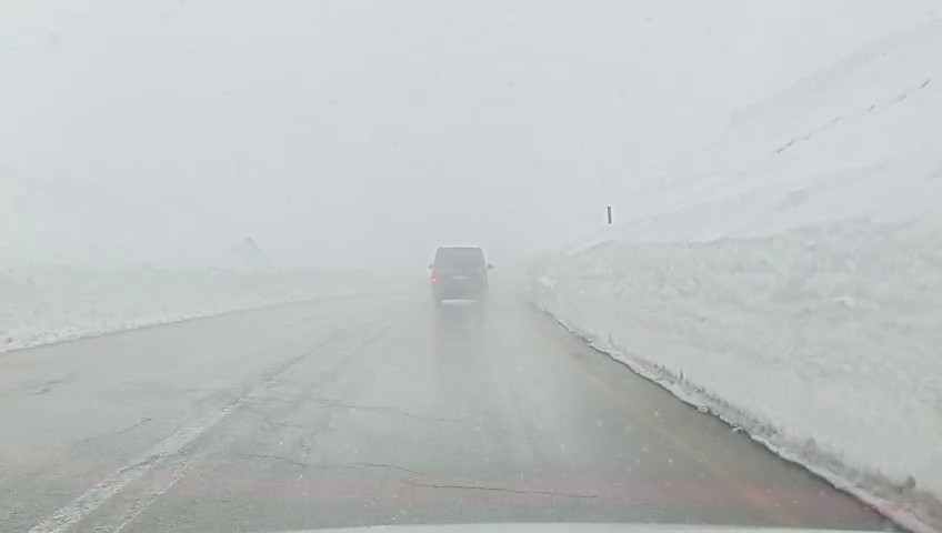 Bahar geldi ama kar ve tipi gitmedi: Palandöken’de tipi ulaşımı aksatıyor