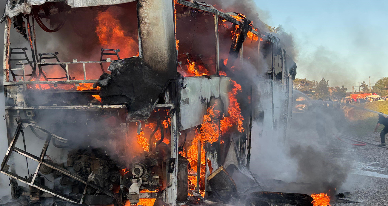 Marmaris Datça Karayolu’na seyir halindeyken yanmaya başlayan tur otobüsü kısa sürede alev topuna dönerken, yolcuların tahliye edilmesiyle facia önlendi, yangın ekiplerin hızlı müdahalesiyle ormana sıçramadan söndürüldü.