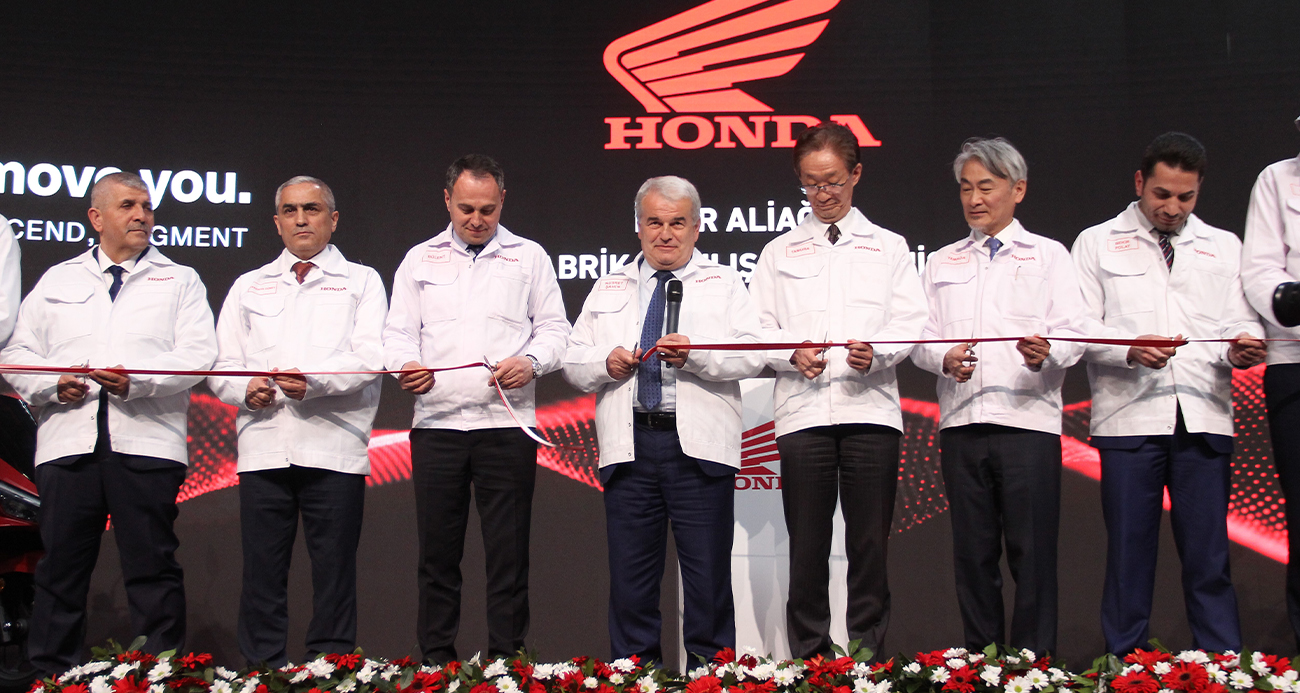 Honda Türkiye Motosiklet, yıllık 100 bin adet üretim kapasitesiyle faaliyete başladı. Gelecek dönemde 200 bin adet kapasiteye ulaşma potansiyeli bulunan tesis sayesinde Honda, hem artan talebe daha hızlı yanıt verecek hem de Türkiye’de katma değerli üretimi güçlendirecek.