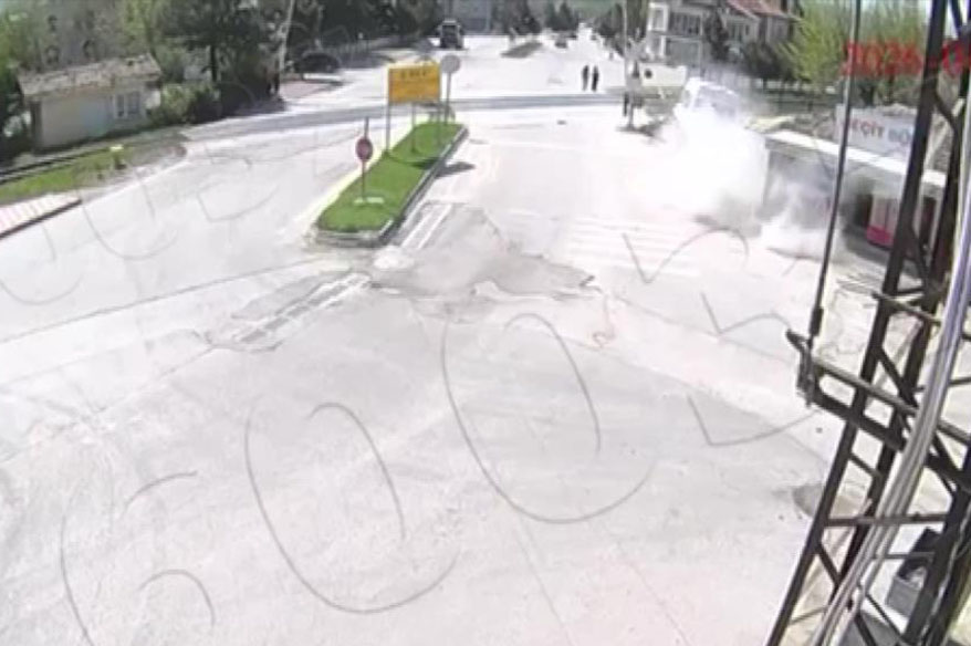 Servis minibüsü kaldırıma çarparak durağı yere serdi!