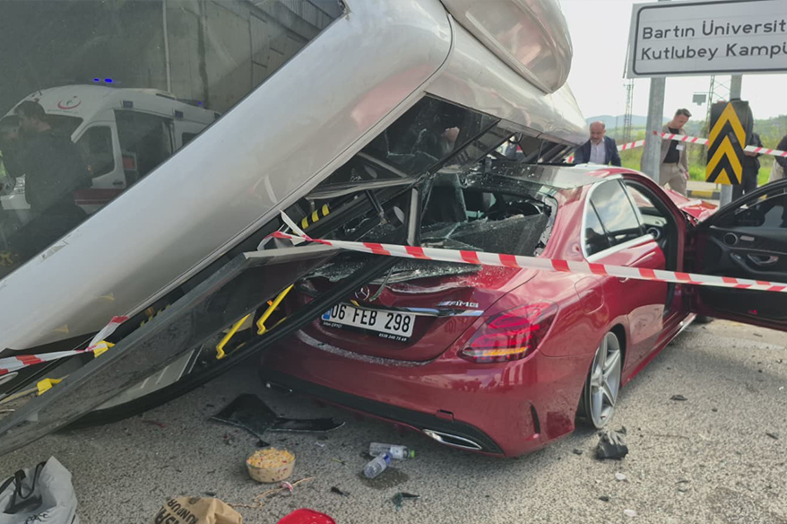 Bartın’da korkutan kaza: Öğrencileri taşıyan otobüs otomobile çarptı