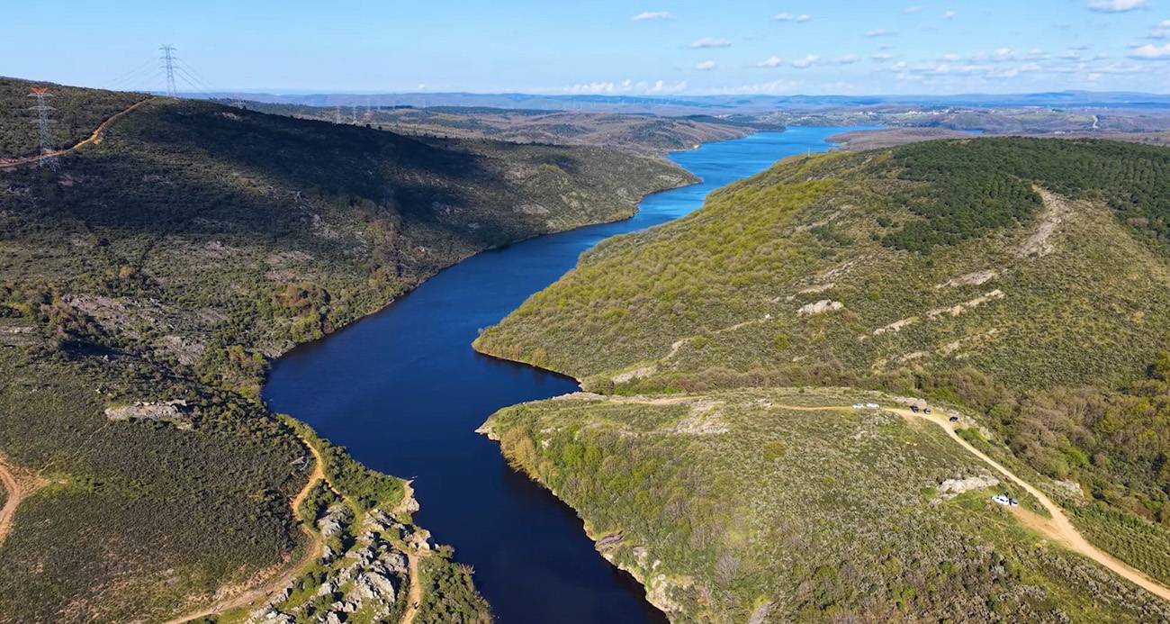 İstanbul’un önemli su kaynaklarından Ömerli Barajı, son yağışların ardından doluluk oranını artırarak adeta görsel bir şölen sundu. Yeşil doğa ile mavinin buluştuğu baraj havzası, dron görüntülerinde etkileyici manzaralar oluşturdu.