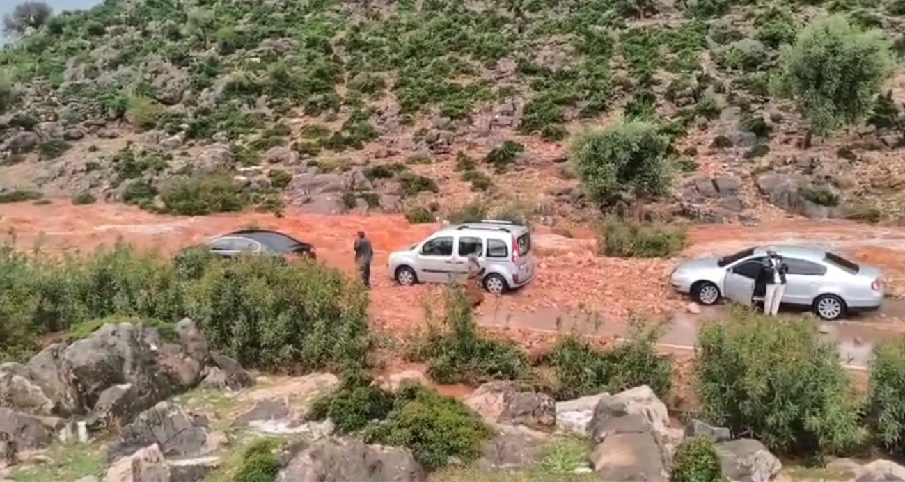 Kozan’da sağanak ve dolu hayatı felç etti: Yollar kapandı, araçlar mahsur kaldı