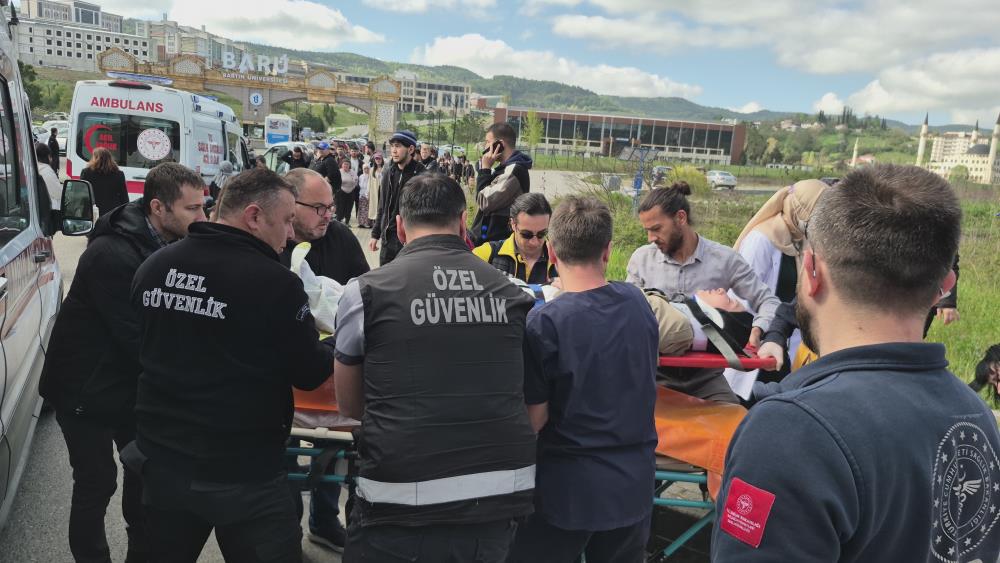 Bartın’da halk otobüsü otomobilin üzerine devrildi: 44 yaralı