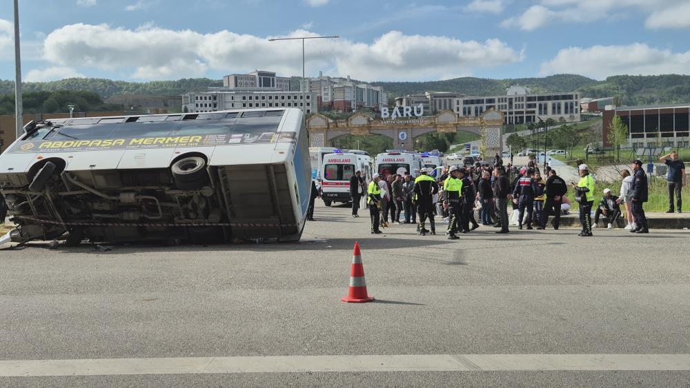 Bartın’da halk otobüsü otomobilin üzerine devrildi: 44 yaralı