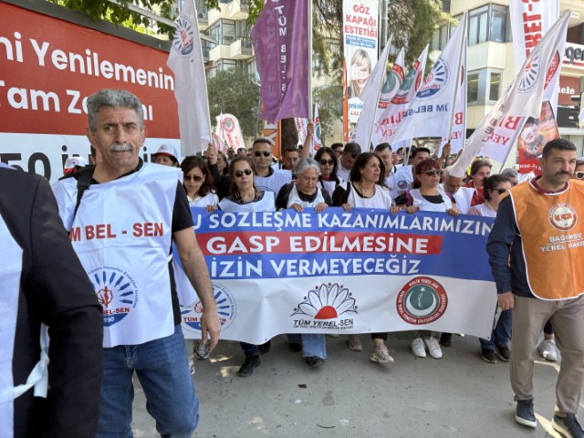 İzmir’de belediye memurları CHP’nin kapısına dayandı