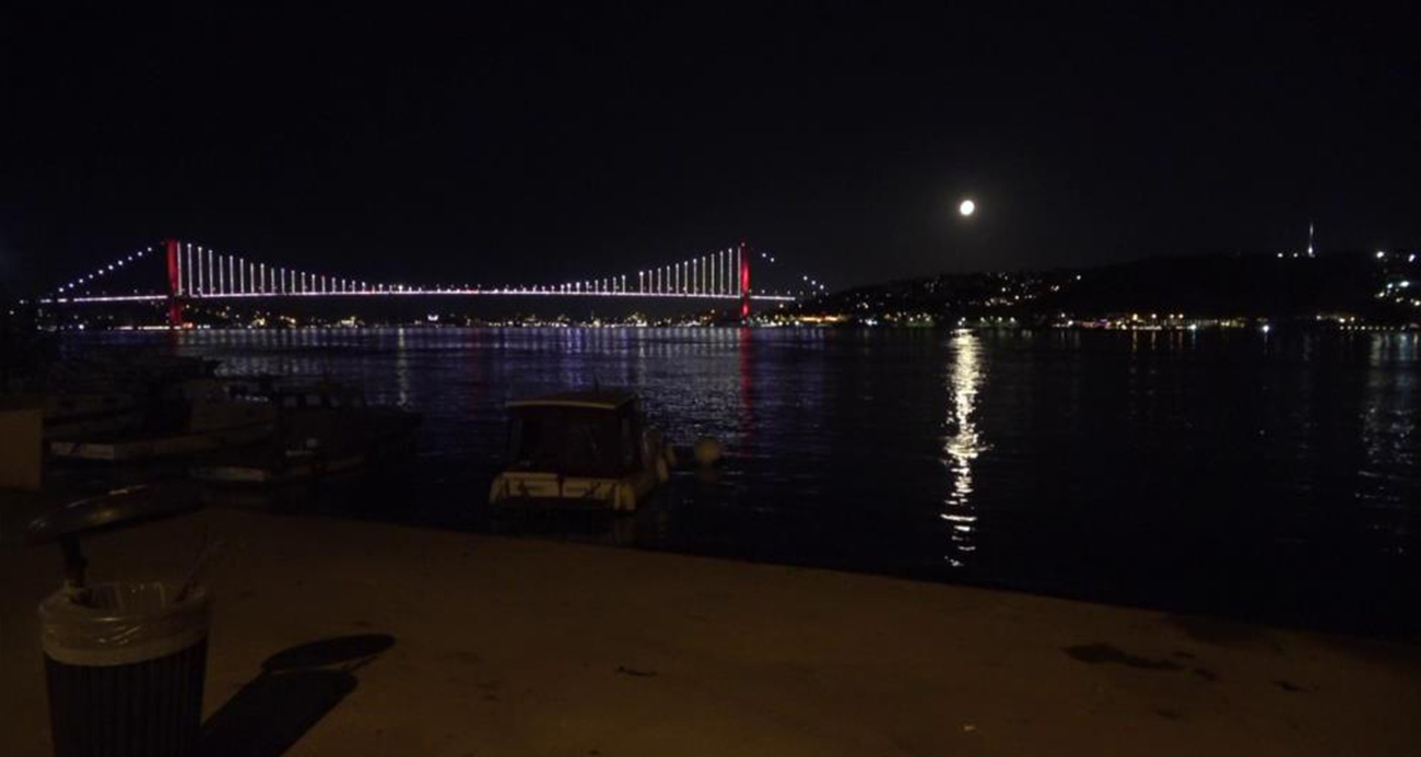 İstanbul’da gece saatlerinde gökyüzünde beliren dolunayın deniz yüzeyine yansımasıyla oluşan yakamoz, 15 Temmuz Şehitler Köprüsü’nün ışıklarıyla birleşerek seyirlik görüntüler oluşturdu.