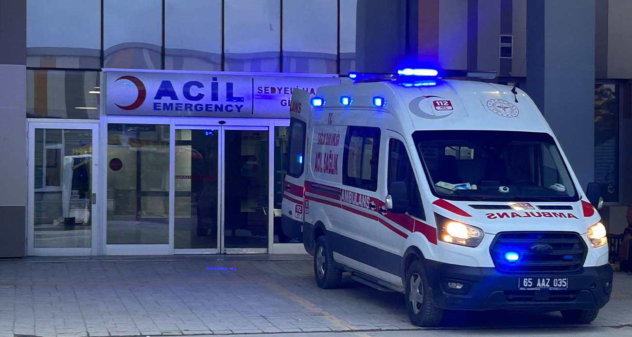 Van’ın Saray ilçesinde evlerinin önünde oyun oynarken sahipsiz sokak köpeklerinin saldırısına uğrayan iki çocuktan 5 yaşındaki Hamza Özsoy hayatını kaybetti, kuzeni ise yaralandı.