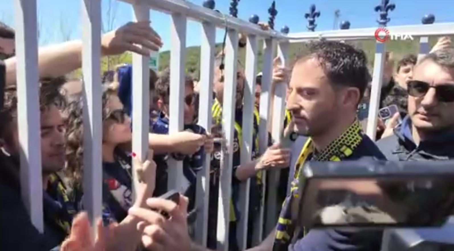 Fenerbahçe Yönetim Kurulu'nun kararıyla görevine son verilen Teknik Direktör Domenico Tedesco, Samandıra Can Bartu Tesisleri'nde taraftarların yoğun ilgisiyle karşılandı. Tedesco, sarı-lacivertli taraftarlara imza vererek, fotoğraf çektirdi.