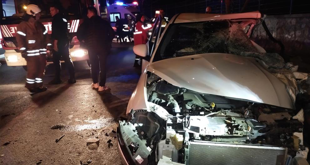  Beykoz'da servis minibüsü ile bir otomobilin çarpışması sonucu meydana gelen trafik kazasında 1’i ağır toplam 12 kişi yaralandı. Otomobil içerisinde sıkışan sürücü, itfaiye ekiplerinin müdahalesiyle kurtarılırken, Kaymakdonduran Caddesi kaza nedeniyle bir süreliğine trafiğe kapatıldı.
