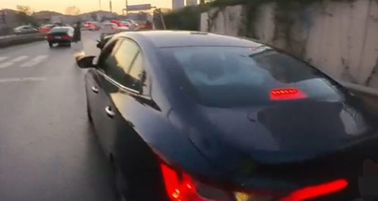 Pendik’te yaya geçidine yaklaşırken hızını kesmeyen ve önünde duran bir motorcuya hızla çarpan sürücü, görüntülerin sosyal medyada paylaşılmasının ardından polisten kaçamadı. Plakası tespit edilen sürücüye 5 bin 662 TL idari para cezası uygulandı.