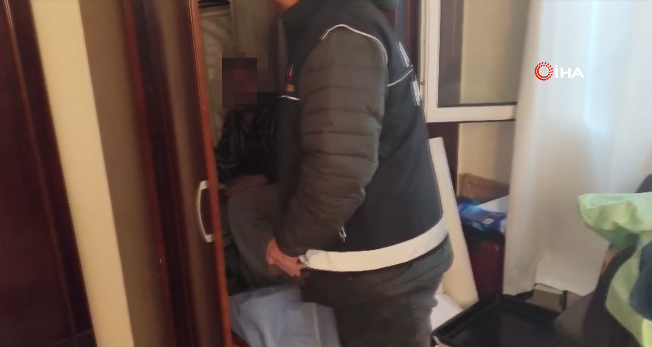 Adana’da uyuşturucu madde ticareti ve kullanımı suçlarından hapis cezası bulunan 33 firari hükümlü polis ekiplerince yakalandı. Operasyon sırasında 8 yıl hapis cezasıyla aranan bir hükümlü, dolaba girip üzerine çarşaf örterek saklanmaya çalıştı ancak ekiplerden kaçamadı.