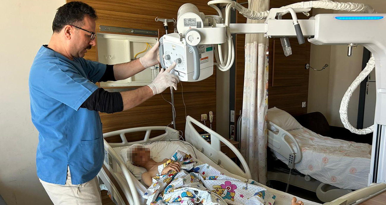 Van’ın Saray ilçesinde sahipsiz sokak köpeklerinin saldırısında yaralanarak tedavi altına alınan A.Ö. isimli çocuk, 5 yaşındaki kuzeninin ölümünden habersiz sağlığına kavuşacağı günü bekliyor.