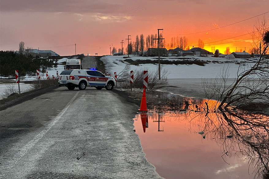 Karayazı’da gölet taştı, yol ulaşıma kapatıldı
