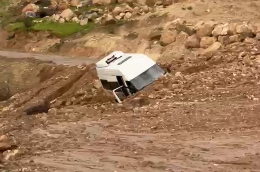 Siirt’te heyelan: Minibüs mahsur kaldı