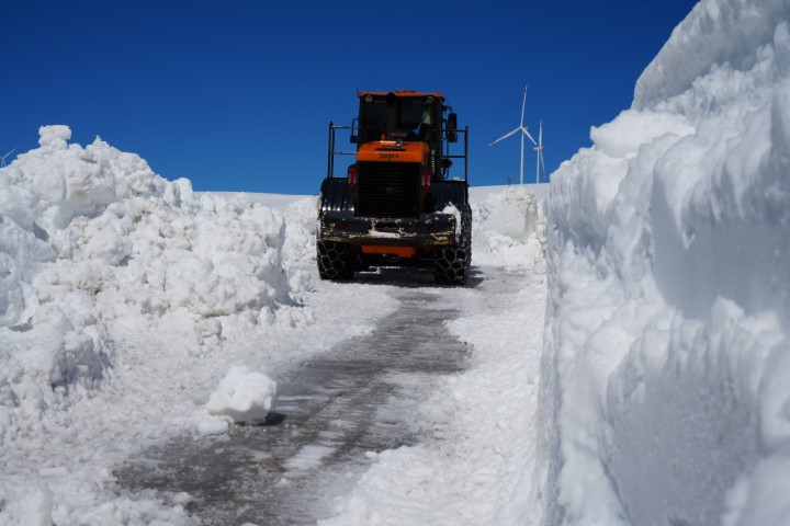 Bayburt’ta karla mücadele baharda da sürüyor: Soğanlı Geçidi’nde kıştan kalan karlar temizleniyor