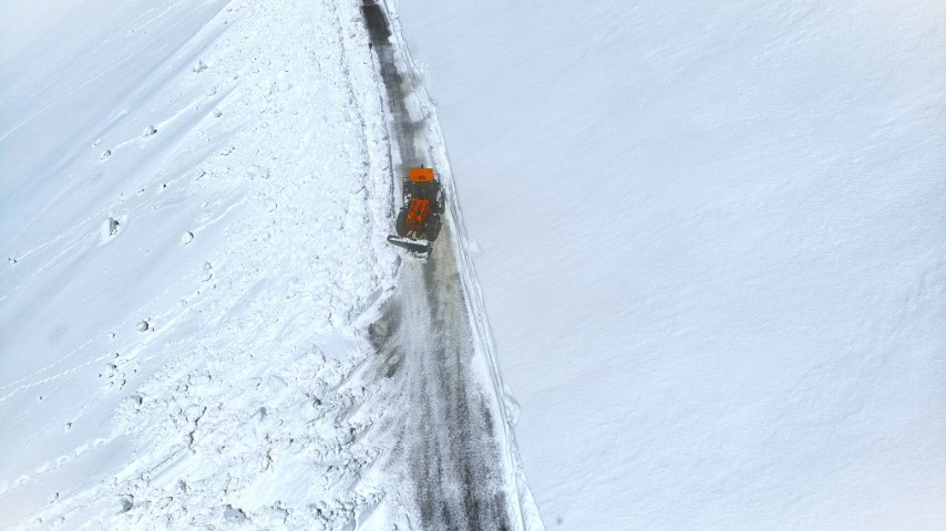 Bayburt’ta karla mücadele baharda da sürüyor: Soğanlı Geçidi’nde kıştan kalan karlar temizleniyor
