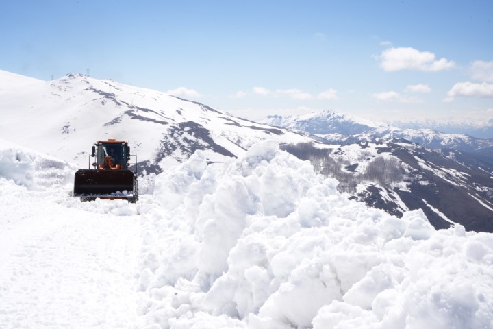 Bayburt’ta karla mücadele baharda da sürüyor: Soğanlı Geçidi’nde kıştan kalan karlar temizleniyor