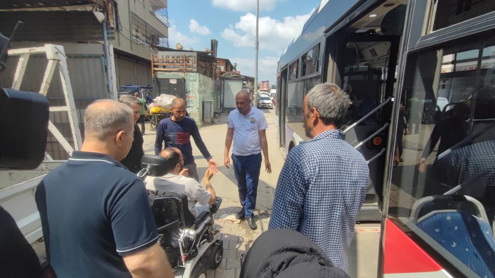 Engelli vatandaş belediye otobüsüne polis eşliğinde binebildi