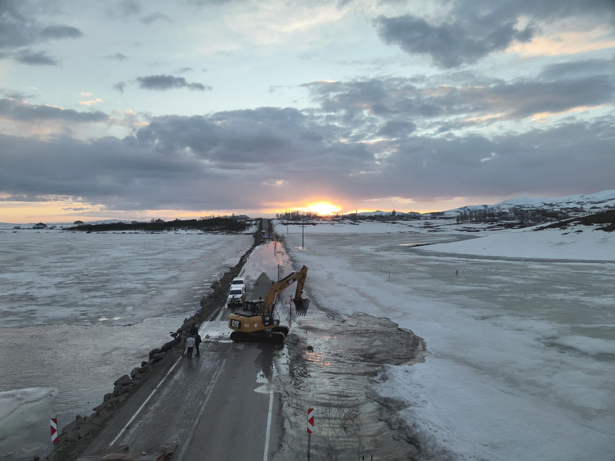 Karayazı’da gölet taştı, yol ulaşıma kapatıldı