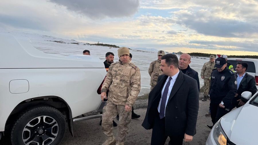 Karayazı’da gölet taştı, yol ulaşıma kapatıldı