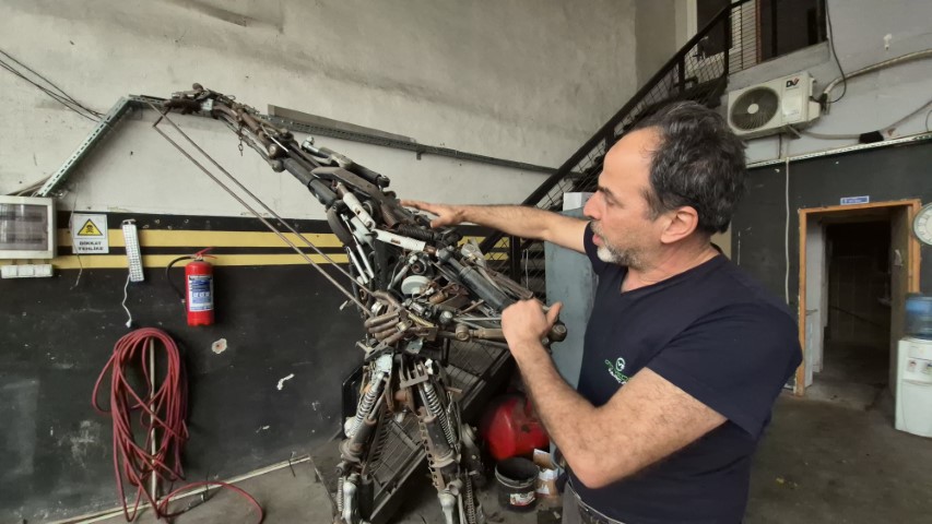 850 parça hurdayı birleştirdi, 200 kiloluk metal figür yaptı