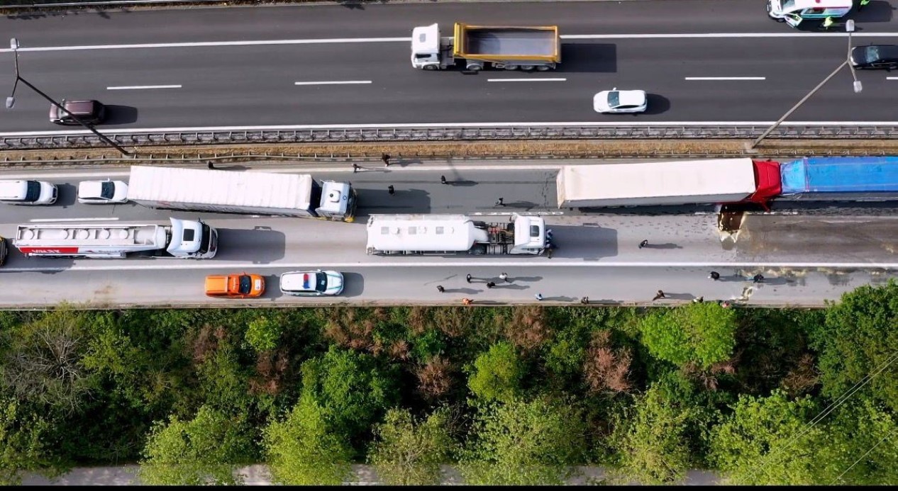 Kazada yaralanan olmazken, otoyolda trafik bir süre durma noktasına geldi.