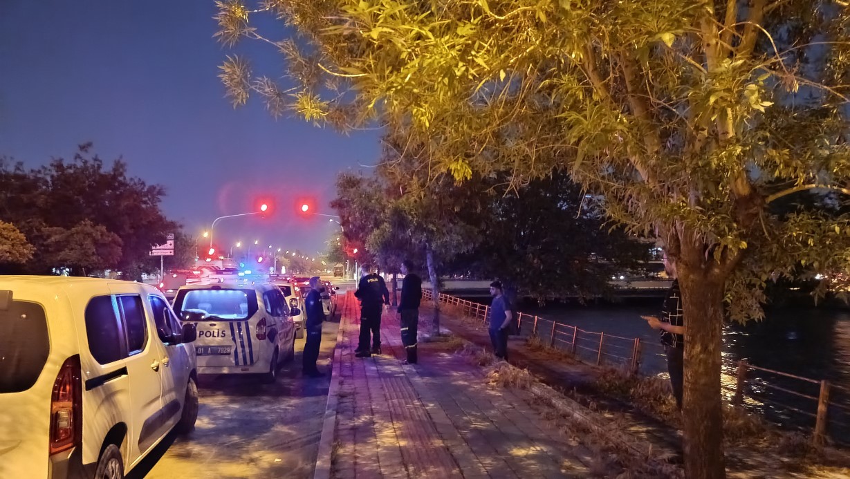 Adana’da arkadaşıyla sulama kanalı kenarında otururken dengesini kaybederek suya düştükten bir kişi akıntıya kapılıp kayboldu.