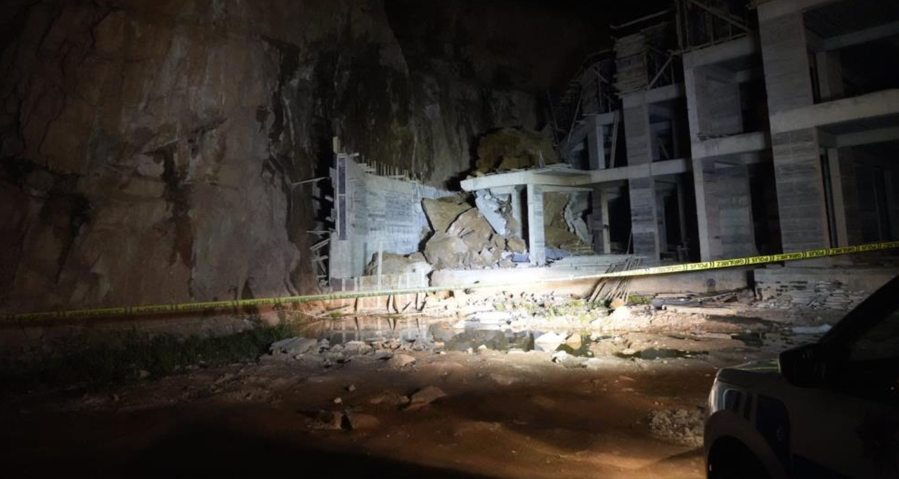  Gümüşhane'de gece saatlerinde yamaçtan kopan dev kayalar, inşaat halindeki binaya zarar verdi.