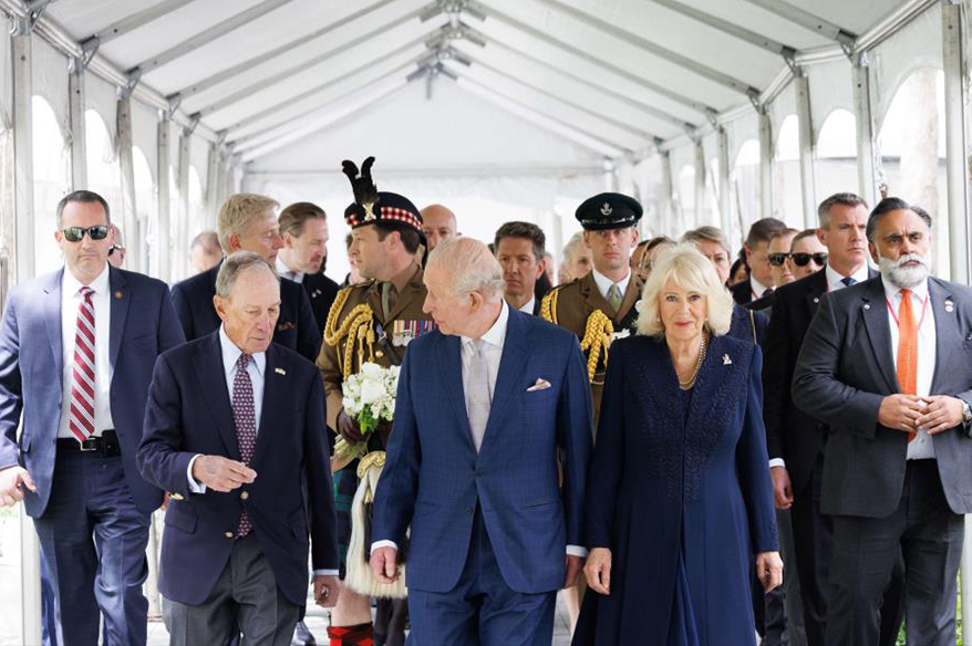 İngiltere Kralı III. Charles 11 Eylül Anıtı’nı ziyaret etti, kurban yakınlarıyla bir araya geldi