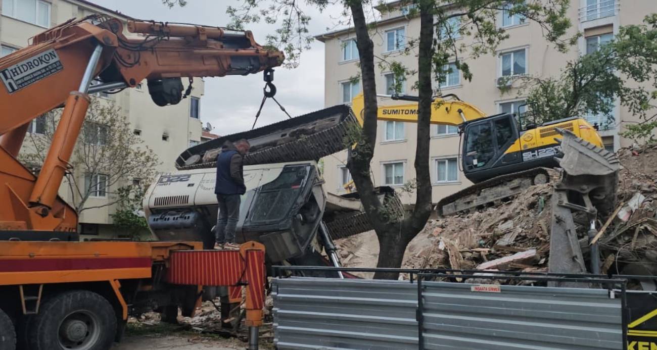Tekirdağ’ın Çerkezköy ilçesinde kentsel dönüşüm çalışmalarında bina yıkımı yapan iş makinesi devrildi.