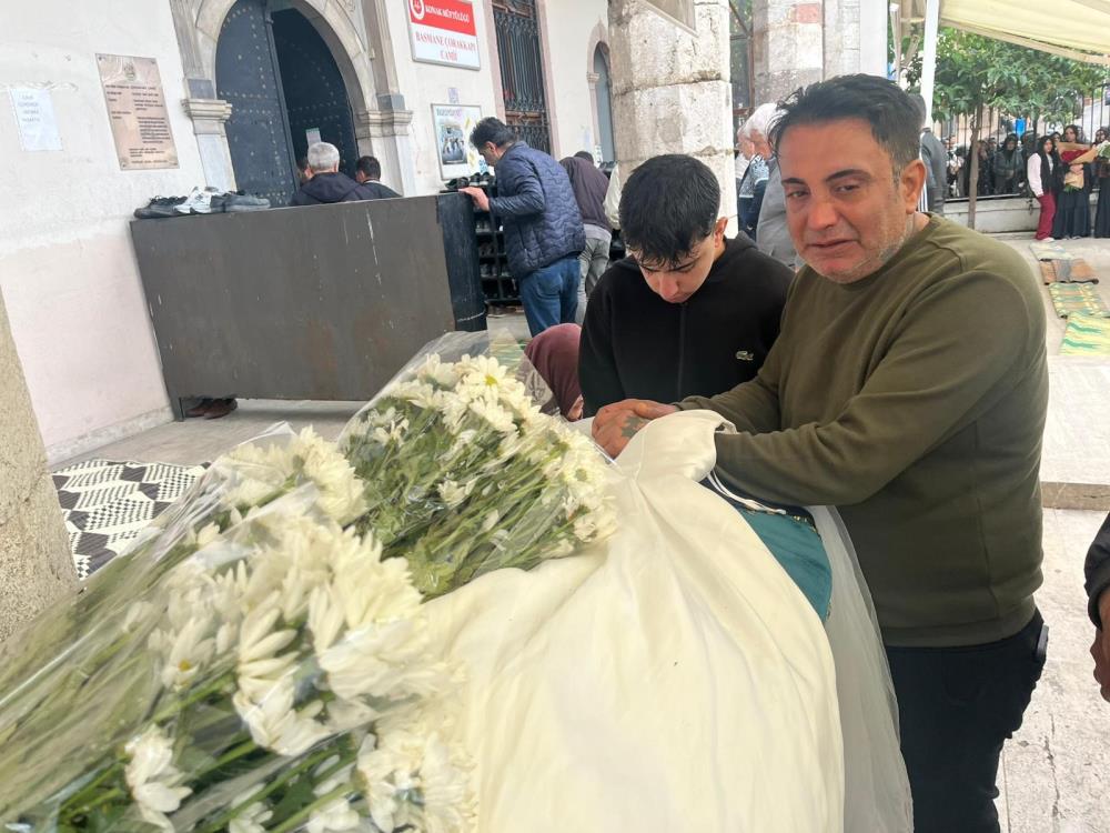 Kızını ameliyat masasında kaybeden babanın tabuttaki evladına son bakışı