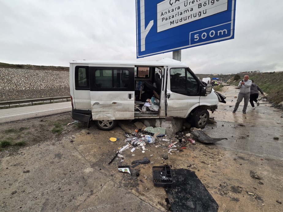 Minibüs önce otomobile sonra tabelaya çarptı: 1 ölü