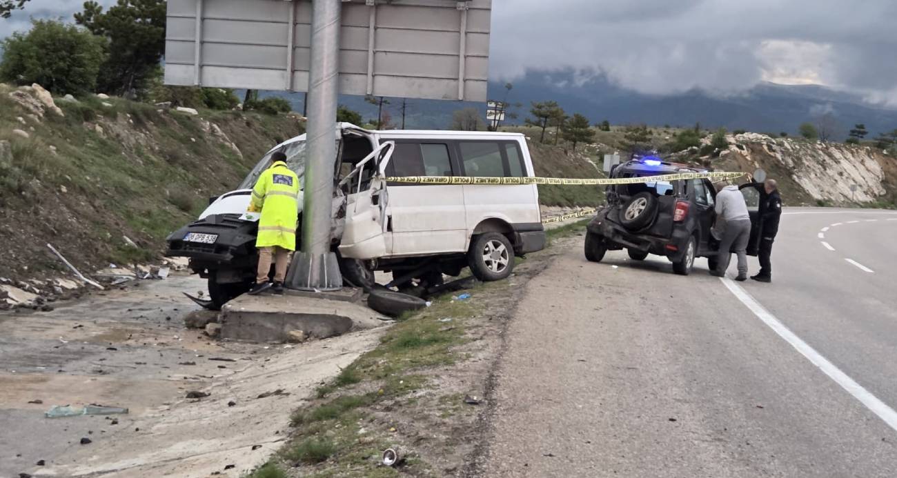 Ankara’nın Elmadağ ilçesinde minibüsün önce otomobile ardından tabelaya çarpması sonucu meydana gelen kazada 1 kişi hayatını kaybetti.