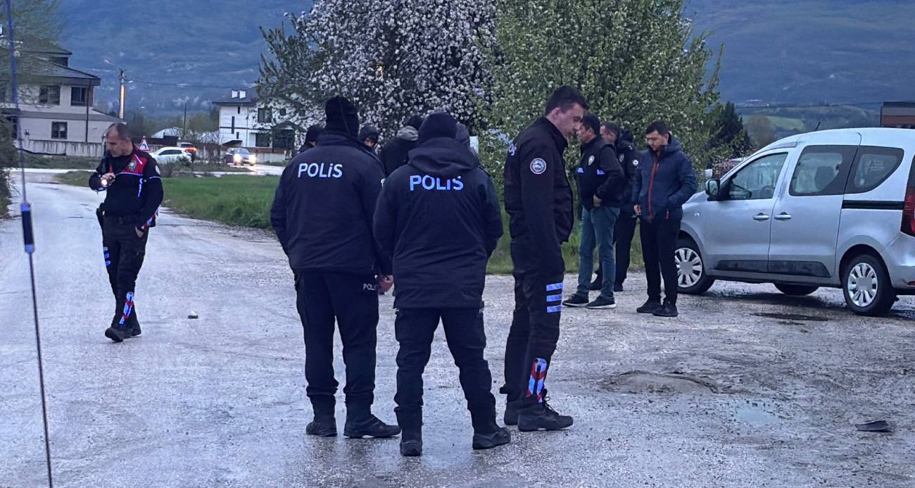 Olay yerinden kaçan 3 şüpheliyi yakalama çalışmaları sürüyor.