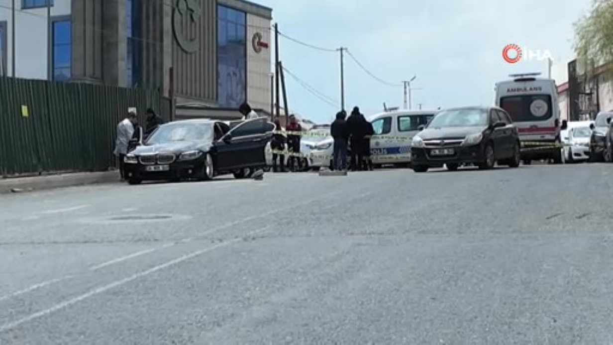 Beylikdüzü’nde öğle saatlerinde yol kenarında park halinde bulunan otomobilde bir kişinin cansız bedeni bulundu. Ekipler inceleme başlattı.