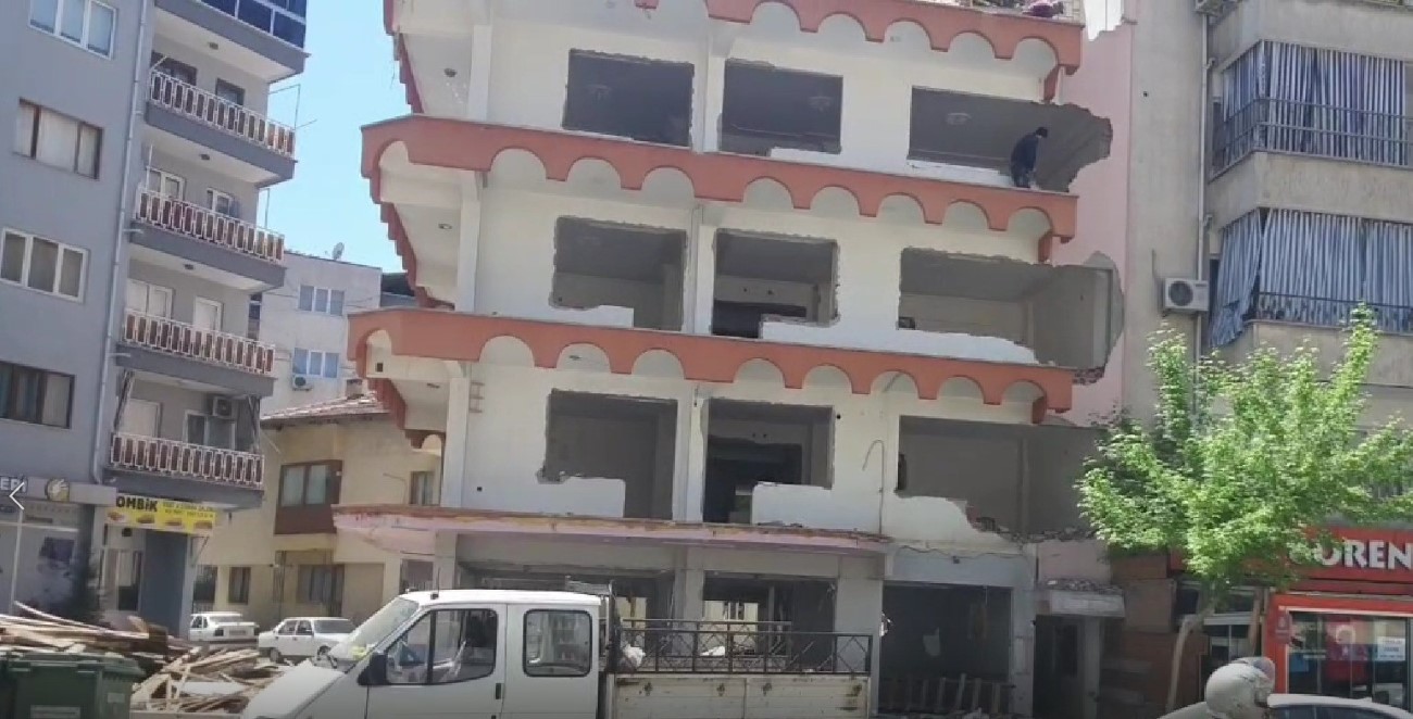 Güvenlik önlemleri alınmadan yapılan bina yıkımı tehlike saçtı
