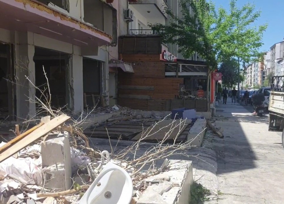 Güvenlik önlemleri alınmadan yapılan bina yıkımı tehlike saçtı
