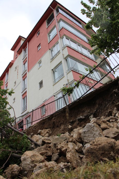 Amasya’da bir binanın istinat duvarı çöktü