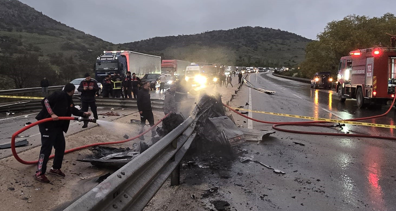 Afyonkarahisar’da bariyerlere çarptıktan sonra alev alan otomobilin sürücü hayatını kaybetti, 1 kişi de yaralandı.