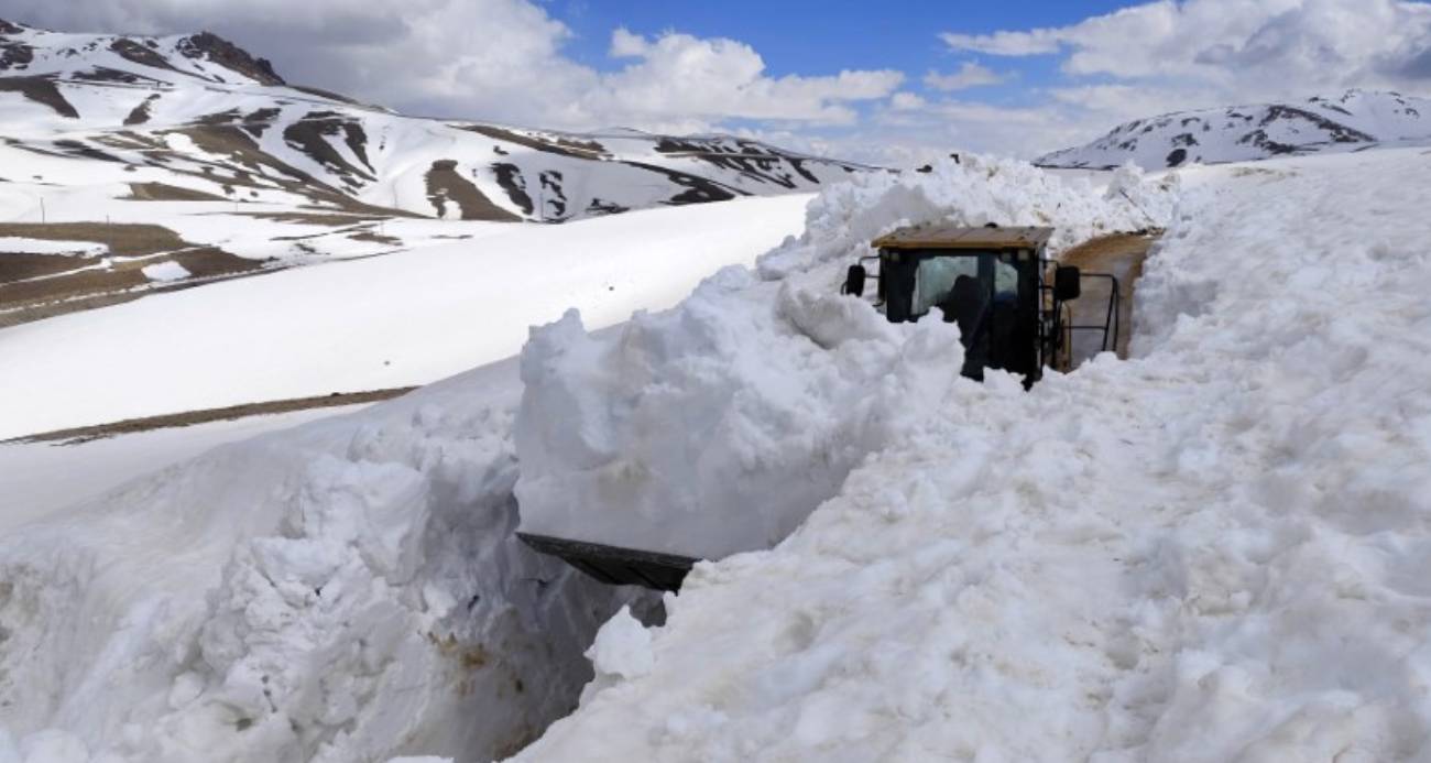 Van’ın Başkale ilçesinin İran sınırındaki bölgede 3 metreyi aşan kardan kapanan yol, 3 gün süren çalışma sonucu yeniden ulaşıma açıldı.