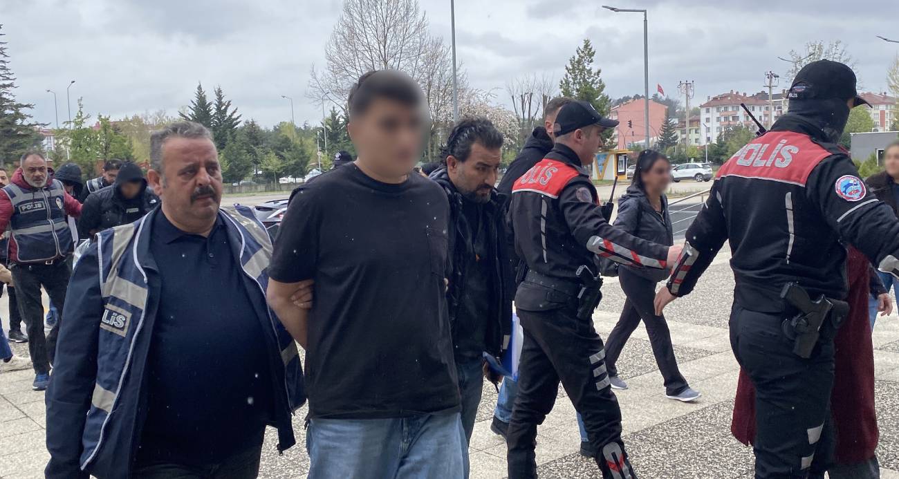 Bolu'da 2 genci silahla vurarak yaralayan 3 şüpheli adliyeye sevk edildi. Aileleri basın mensuplarına "Allah belanızı versin'' diyerek tepki gösterdi.