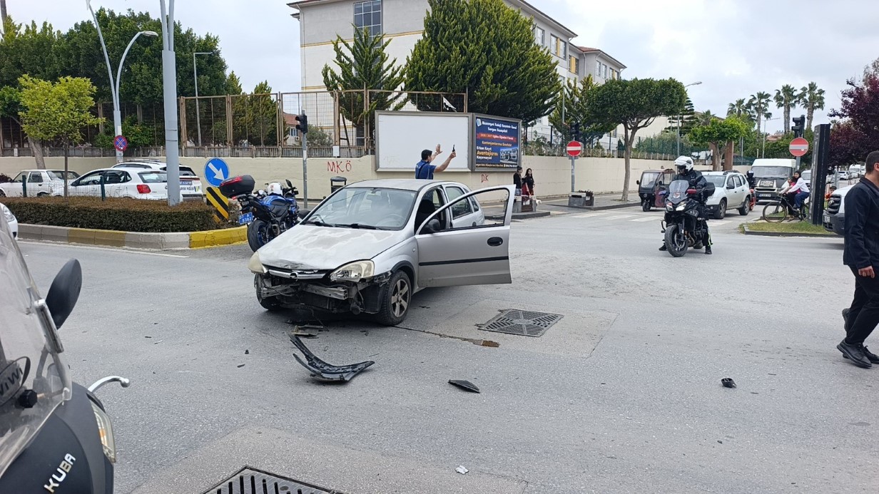 Kırmızı ışık ihlali yapan otomobil ortalığı savaş alanına çevirdi: 1’i ağır, 4 yaralı