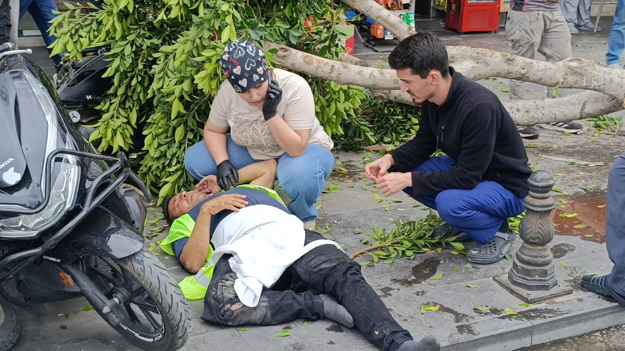 Kırmızı ışık ihlali yapan otomobil ortalığı savaş alanına çevirdi: 1’i ağır, 4 yaralı