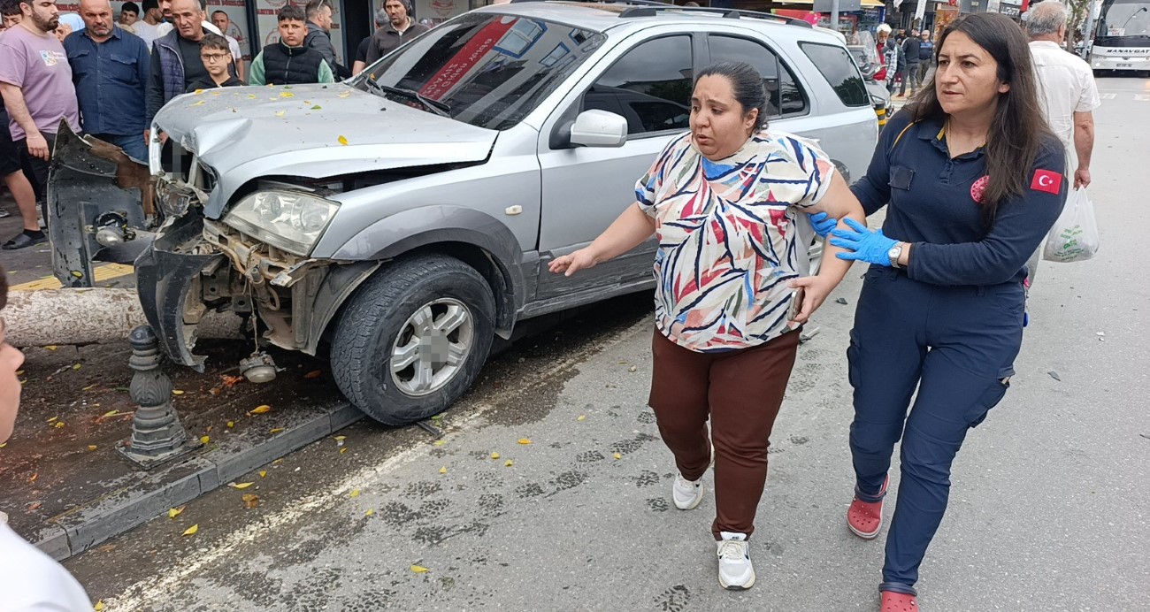 Kırmızı ışık ihlali yapan otomobil ortalığı savaş alanına çevirdi: 1’i ağır, 4 yaralı