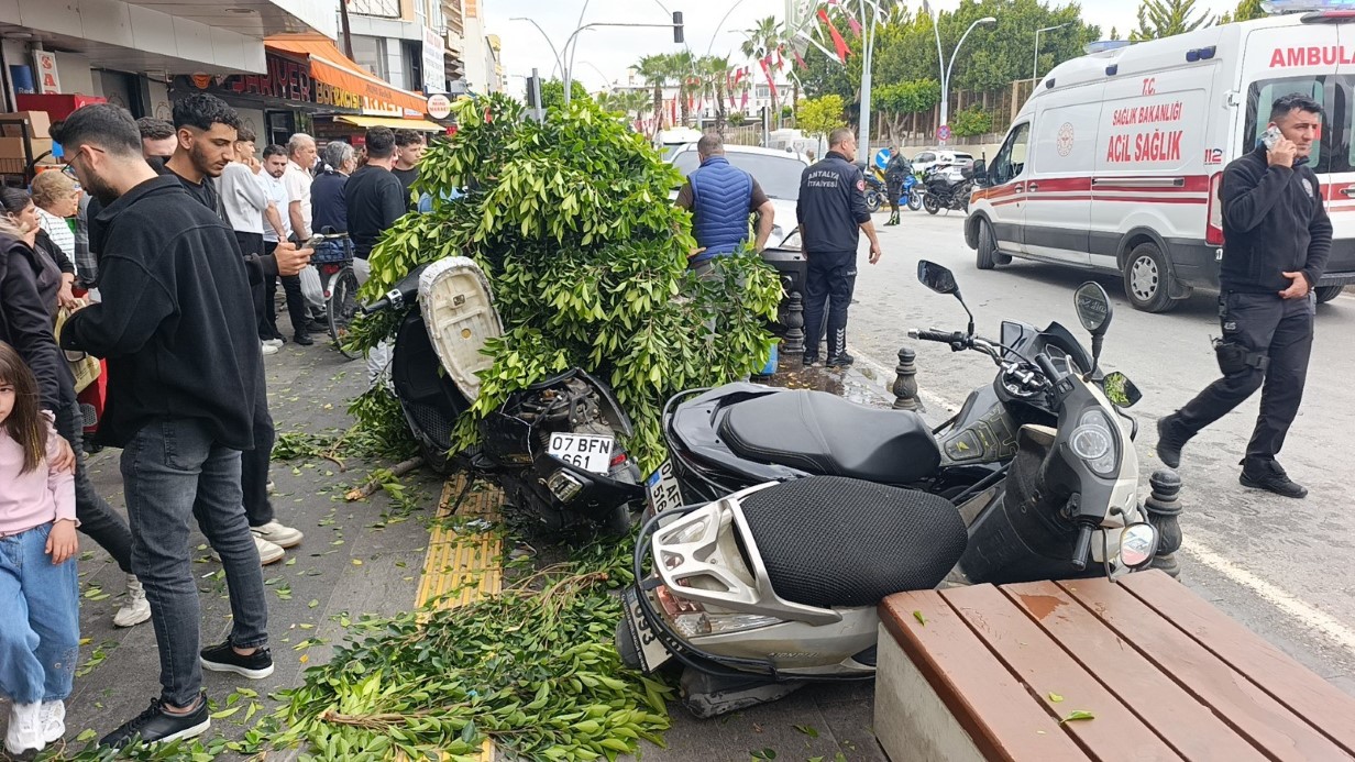 Kırmızı ışık ihlali yapan otomobil ortalığı savaş alanına çevirdi: 1’i ağır, 4 yaralı