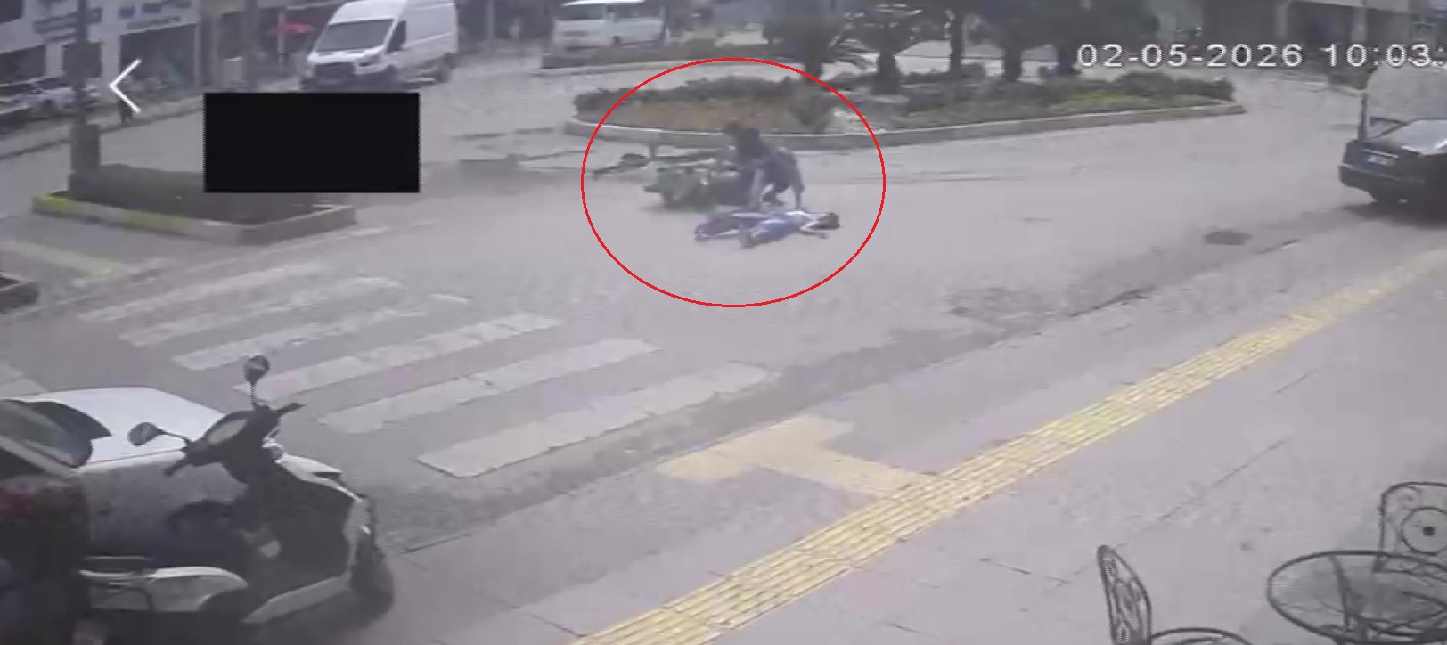 Yaya geçidini kullanan bisiklete motosiklet çarptı: 2’si çocuk 3 yaralı