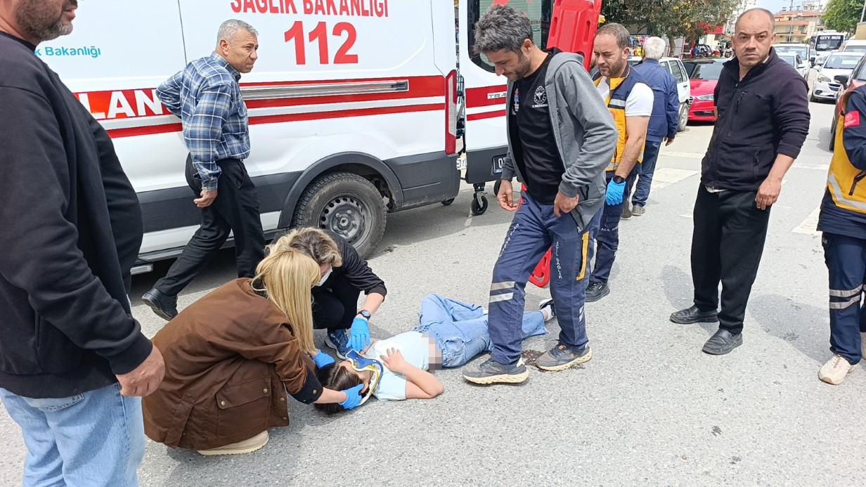 Yaya geçidini kullanan bisiklete motosiklet çarptı: 2’si çocuk 3 yaralı