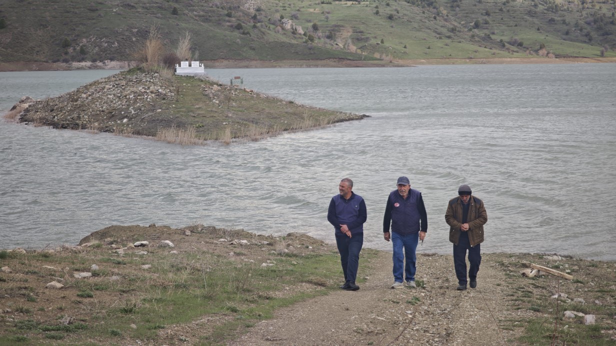 Köylünün suyla imtihanı, mezarlar bir görülüyor bir kayboluyor