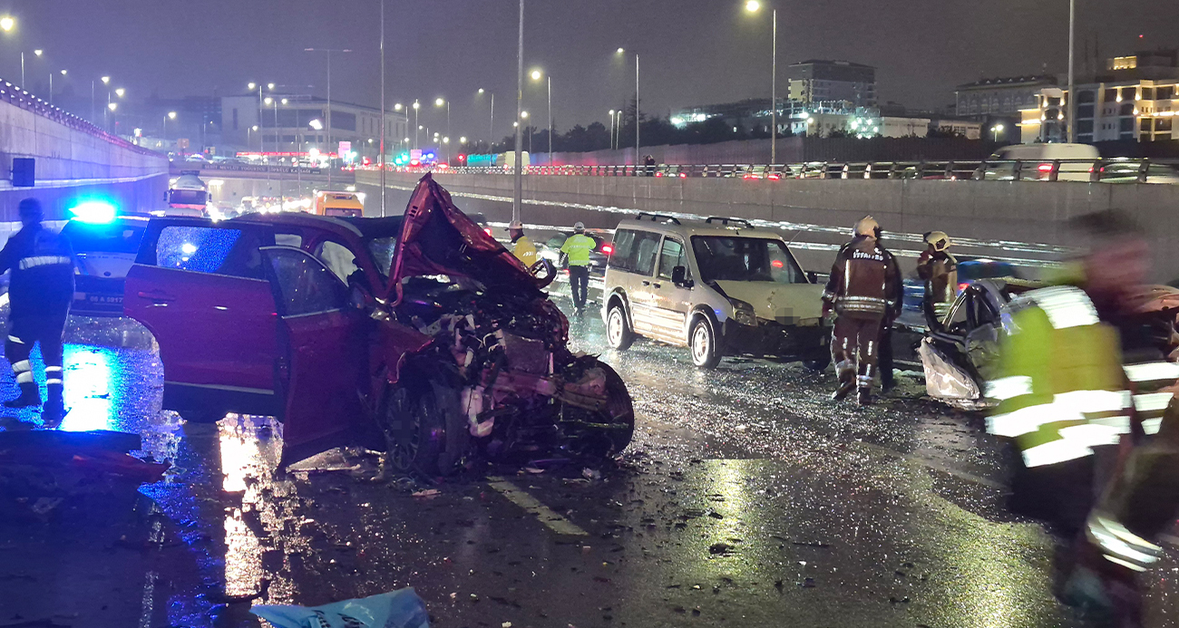 Ankara’nın Pursaklar ilçesinde 4 aracın karıştığı zincirleme trafik kazasında 3’ü ağır 8 kişi yaralandı.
